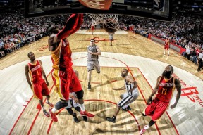 开云体育app-舞台越大越强！小贾伦轰出生涯代表作，开拓者防线被他撕成碎片