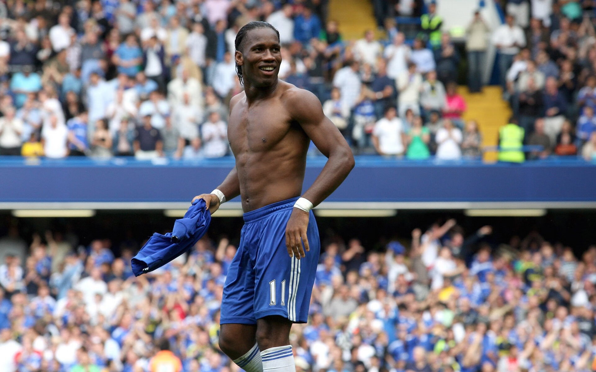 F1街道赛之夜,霍勒迪状态火热,引擎咆哮中的城市心跳